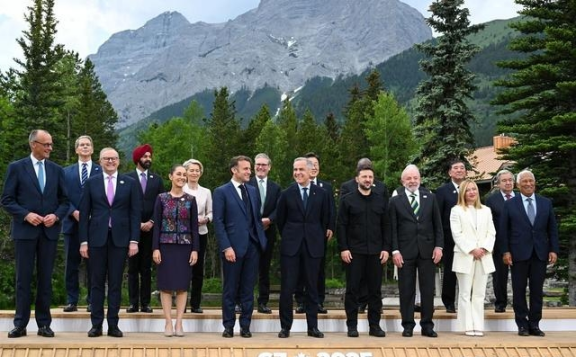 美国下场伊朗就是霸权毁灭的开始，只要伊朗坚持持久战，美以一起下场都打不赢。
 