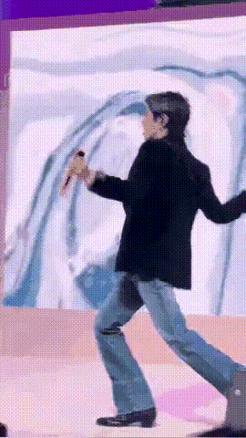 这个是华晨宇吧，像打了鸡血似的，跳得这么兴奋。 也不知道粉他的都是些什么，论身高