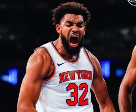 NBA常规赛，尼克斯对阵奇才。
截止到目前，尼克斯中锋唐斯砍下12分10篮板。