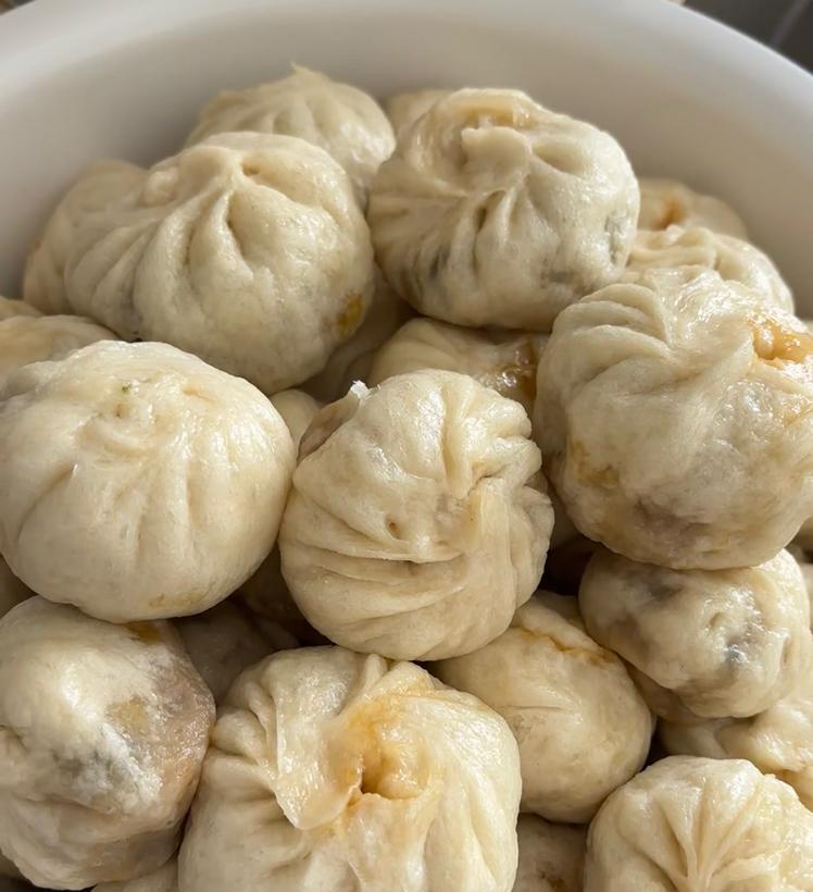 早起蒸包子，为了让一家人都能吃上热乎饭，从来都没睡到过6点……
一家四口，每天的