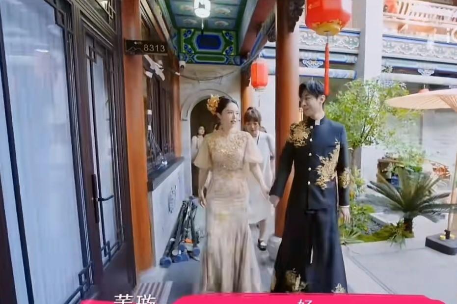 董璇和张维伊的中式婚礼太感人了！司仪语言很有古时候婚礼的特色，没有繁琐的环节，简