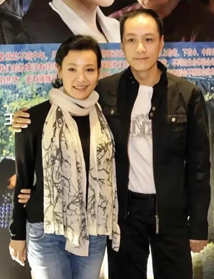 哇，居然刷到这俩位的合照
这俩位可都是老戏骨了，陈冲一眼就认出来了，这位男土是谁