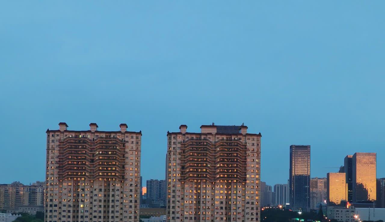 最近乌鲁木齐市内的两大热点话题，
1.汇嘉时代作为胖东来调改店
2.乌鲁木齐