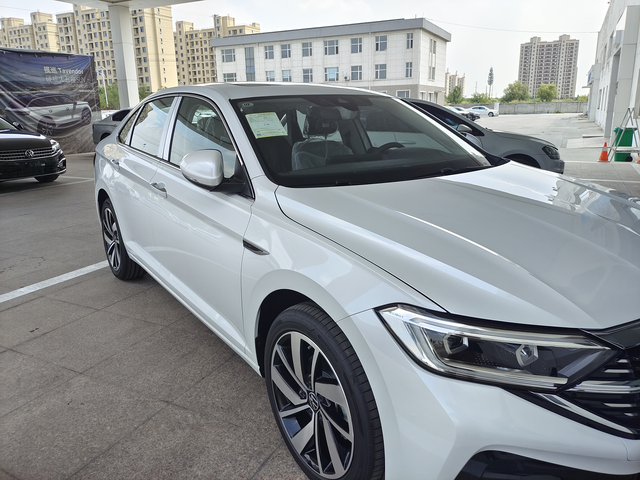 23款大众速腾毛病异响
才1400公里的速腾就开始异响了，内饰异响，是 1-2档