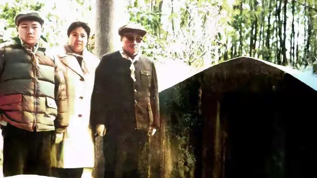1983年冬，毛主席的次子毛岸青携妻子邵华、儿子毛新宇为妈妈杨开慧扫墓。
毛岸青