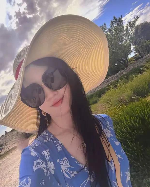 知名女星38岁的刘亦菲，因造型引发了热议！
原来是她的一组旅游照在网上曝光了，看