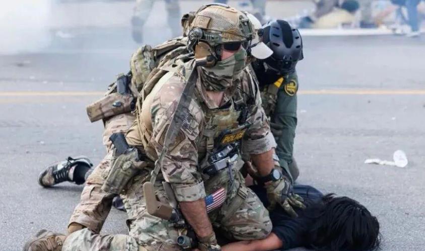 这边美国政府停摆，联邦雇员无米下锅；那边芝加哥街头暴乱升级，接近内战边缘。
四面