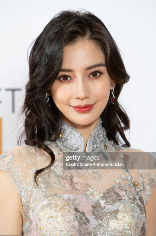 Angelababy伦敦晚宴生图，肉眼可见的老了！
美依然美，但没有了之前清纯可
