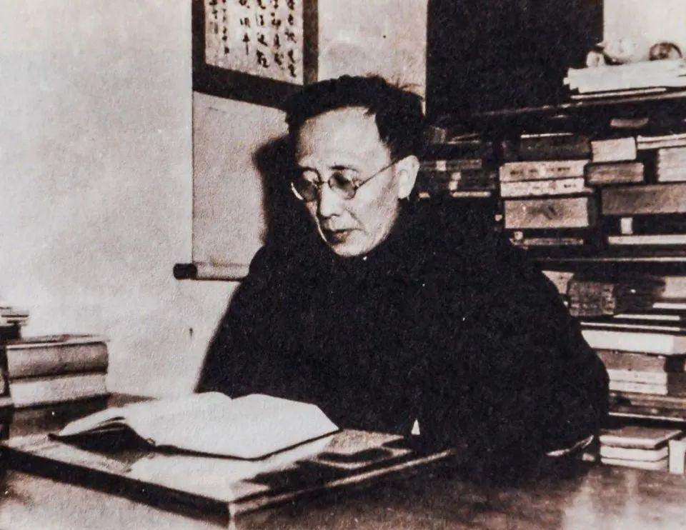 1912年洞房之夜，郭沫若见发妻太丑，拒绝同房。就在他转身要走时，发妻拉住他苦苦