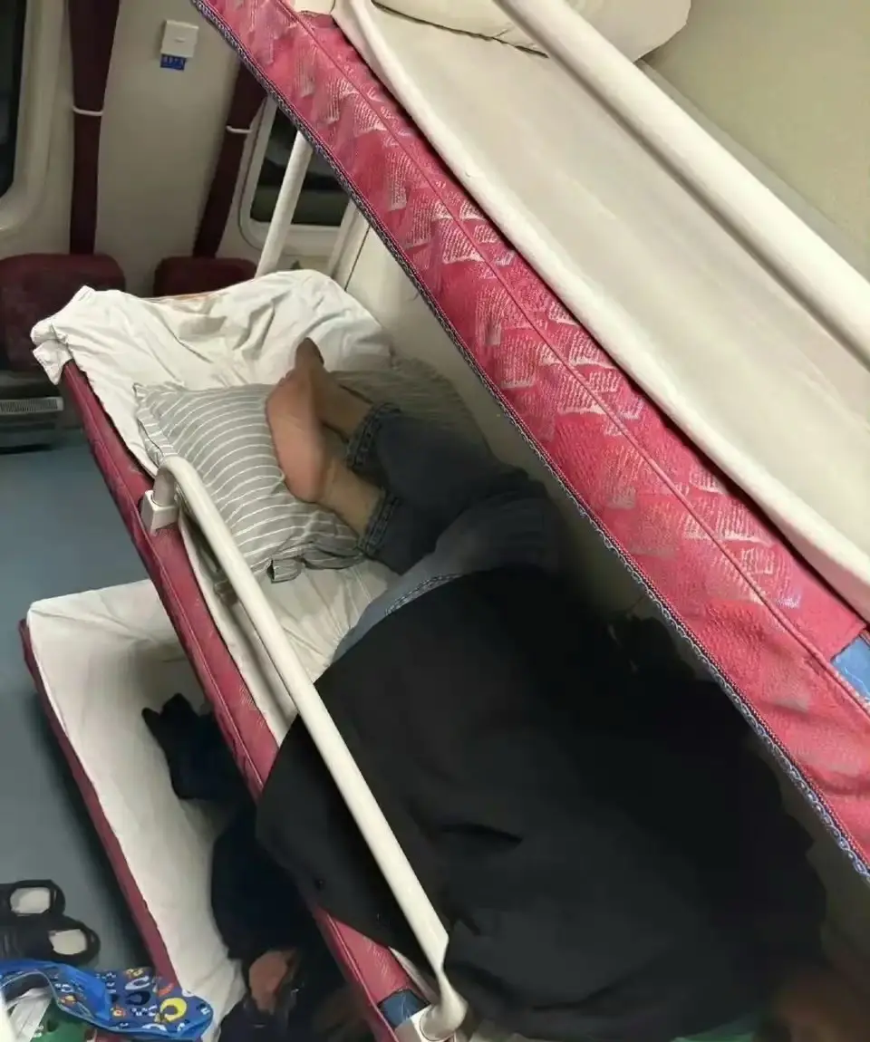 终于知道为什么高铁上的枕头，不能随便用了！