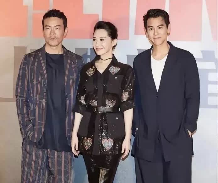 娱乐圈中，最喜欢的女演员就是她了，50多岁了还有一张不老的脸。一眼看过去，她比两
