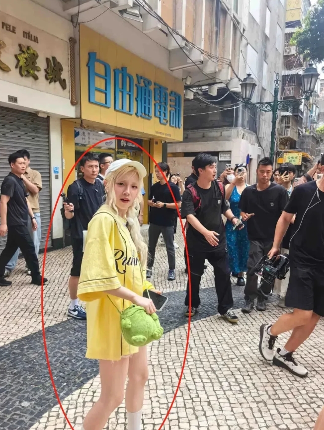 电视上看着一般般，现实中简直美若天仙。[大笑][大笑][大笑]