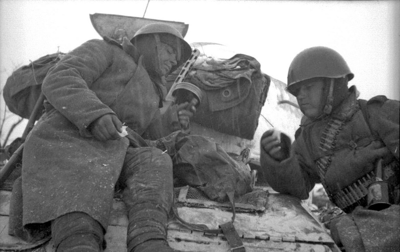 1944 年克里米亚，苏联坦克兵的早餐。
