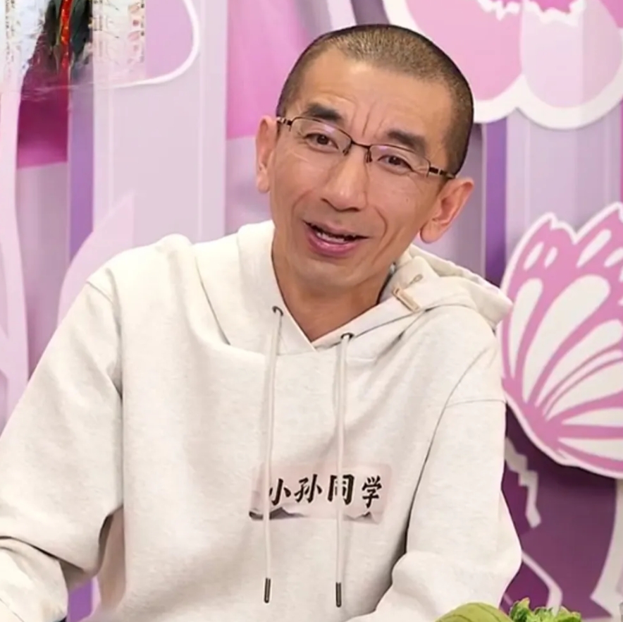 东方小孙受啥刺激了，竟然又成光头了，颜值不够人品来凑，正式回应甄选的初心和使命，