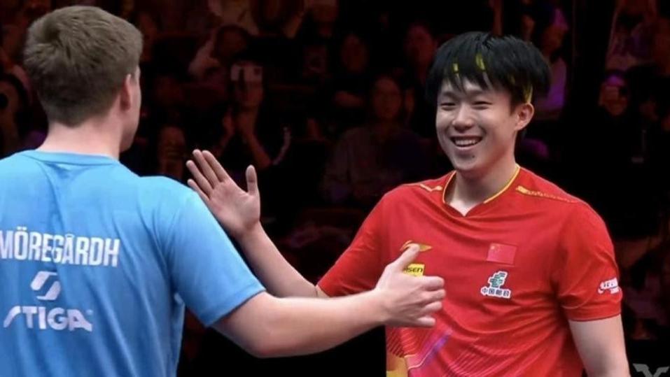 王楚钦强势晋级！3-0横扫莫雷加德，赛后调皮互动引爆全场