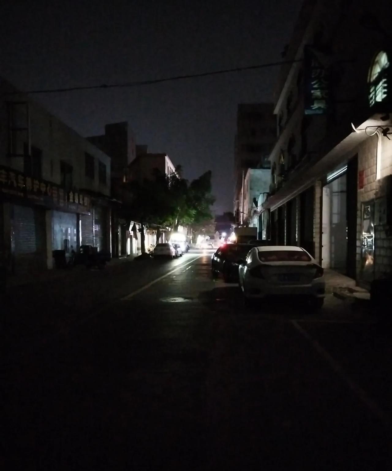 年轻时都没有现在这么努力。
这不，这个点了我才回家，电动车也被我老公骑回家了，而