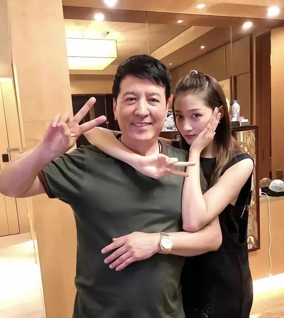 关晓彤和爸爸关系挺好的，合影留念都不忘摆造型