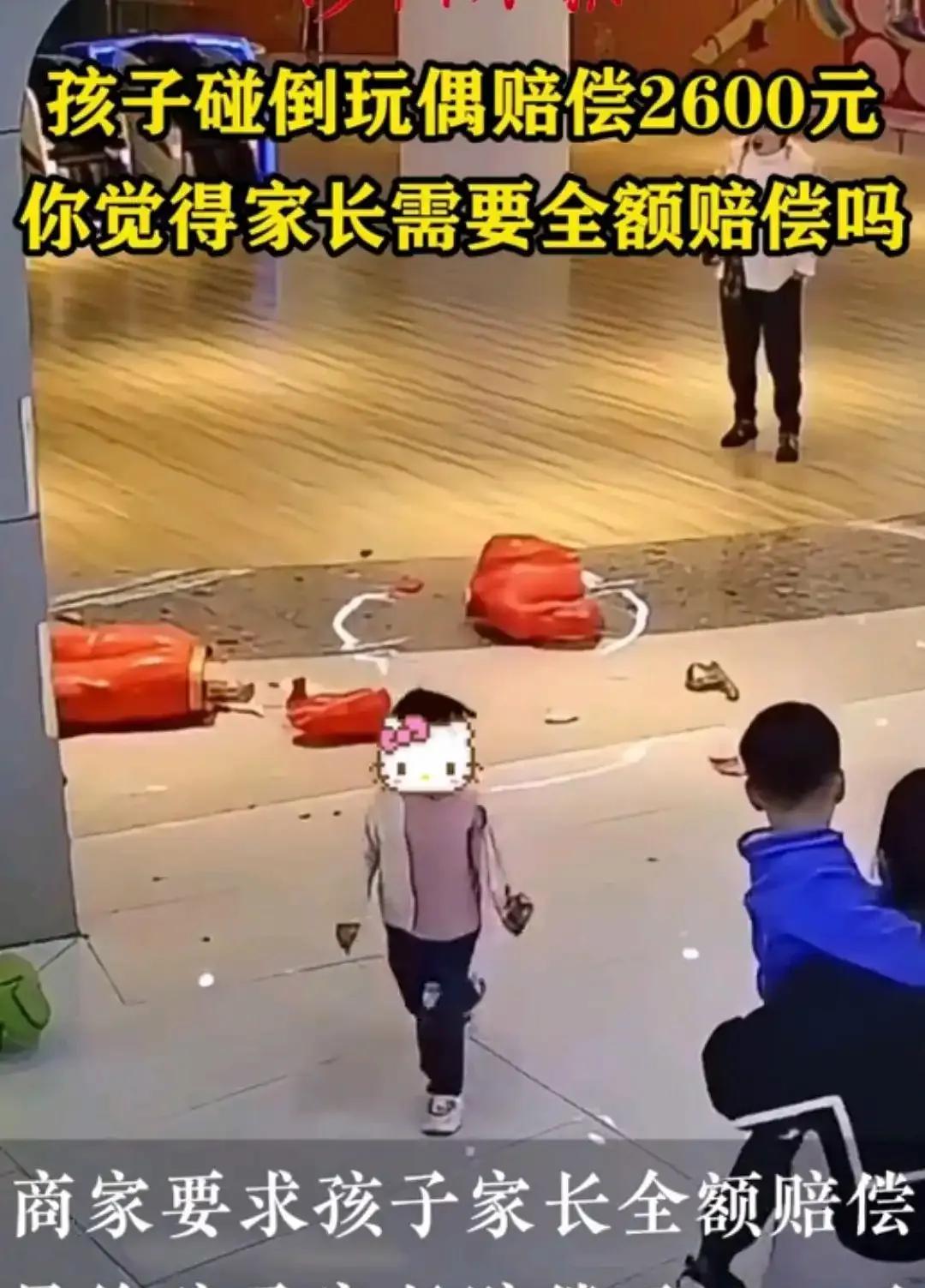 近日，一则发生在商场内的“小插曲”在网络上引发了不小的讨论。一位网友爆料称，自己