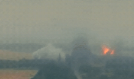 俄军又往乌军阵地据点空投航弹了，在赫尔松方向！一个乌军阵地，遭到俄军四枚Fab-