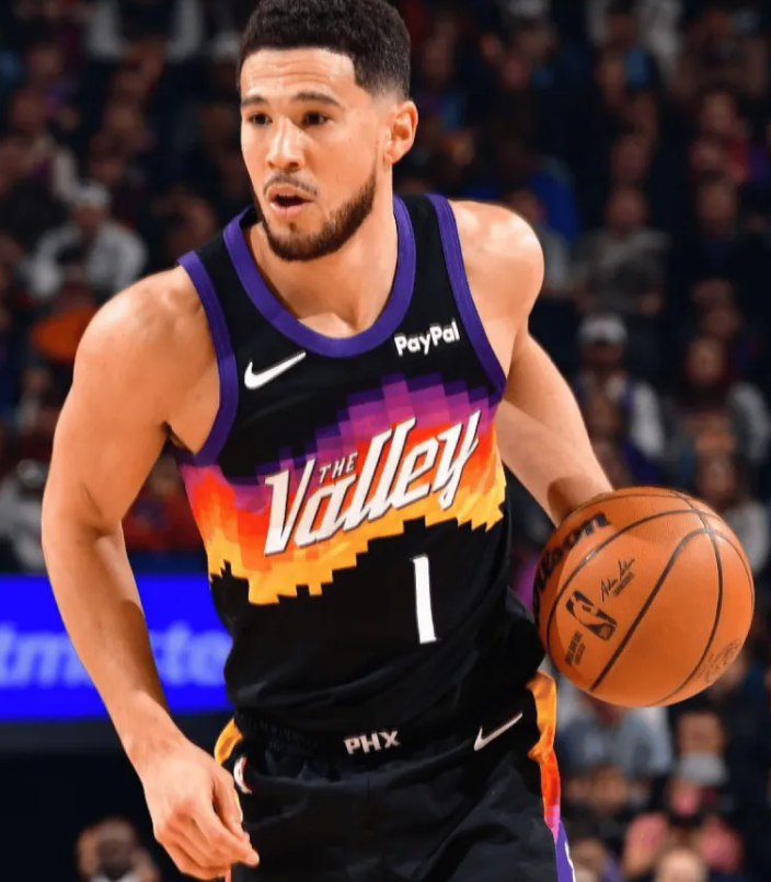 明日NBA常规赛，太阳将对阵尼克斯。
太阳官方更新了伤病状态：
德文-布克（左脚