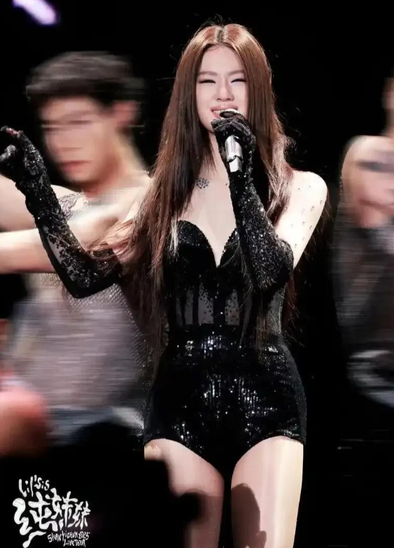 为什么越来越人讨厌单依纯了？

第一 ，外貌长相变得油腻，曾以清新邻家形象走红的