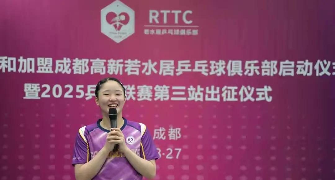 张本美和衣锦还乡！张父笑容写在脸上，女儿这么优秀，回到四川老家被众人簇拥、风光站