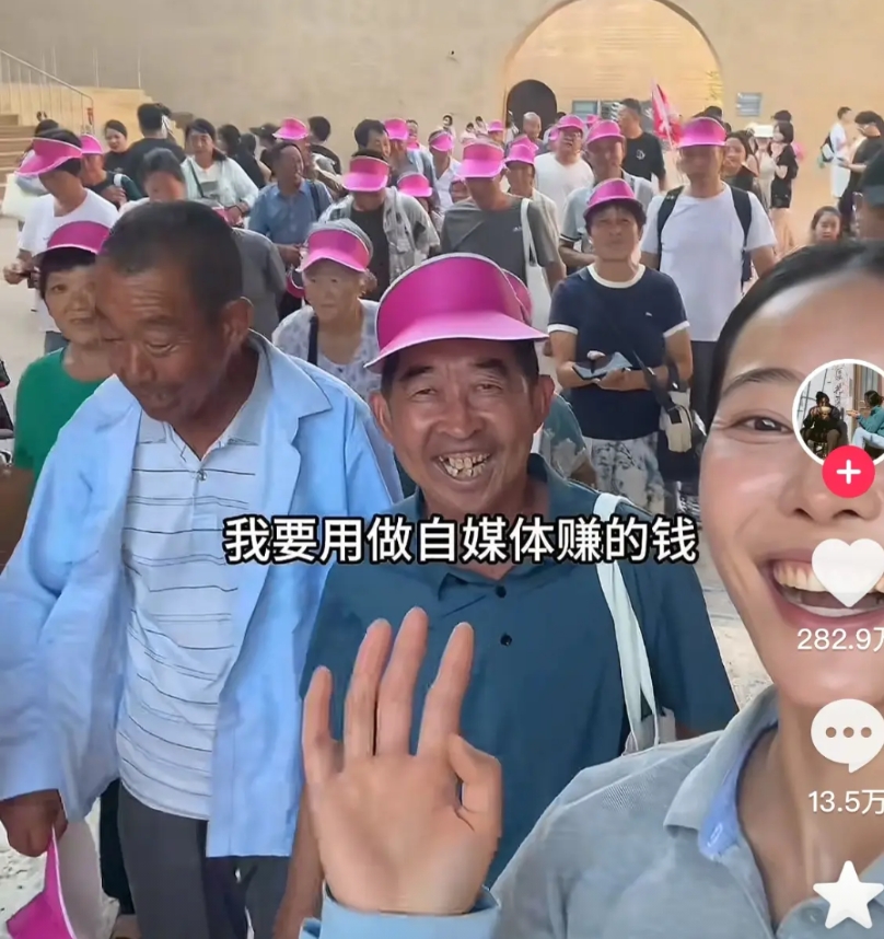 李福贵带全村的老人出去旅行这个视频你们刷到了没？

她的视频很治愈，也特别的接地