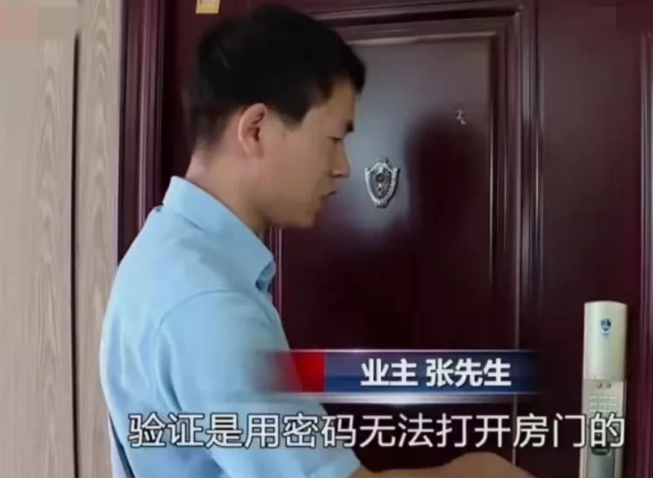 谁给的权利！2022年，湖南长沙，男子去看自家的新房，发现房门密码锁打不开，用钥