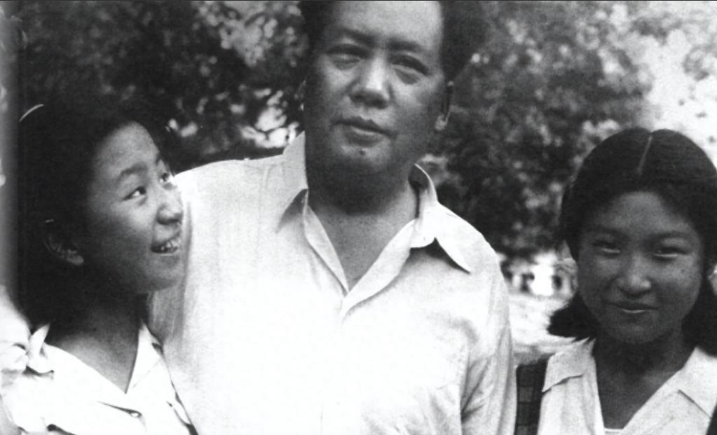 毛主席两个女儿的关系怎么样？晚年李讷满脸骄傲：我们感情好着呢
【1995年12月
