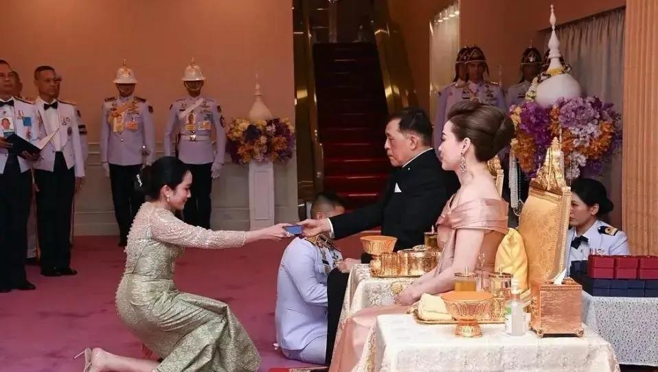 回看佩通坦自从执政以来，对于王室的活动、王室参加的活动、王室的生日等重要场合，佩