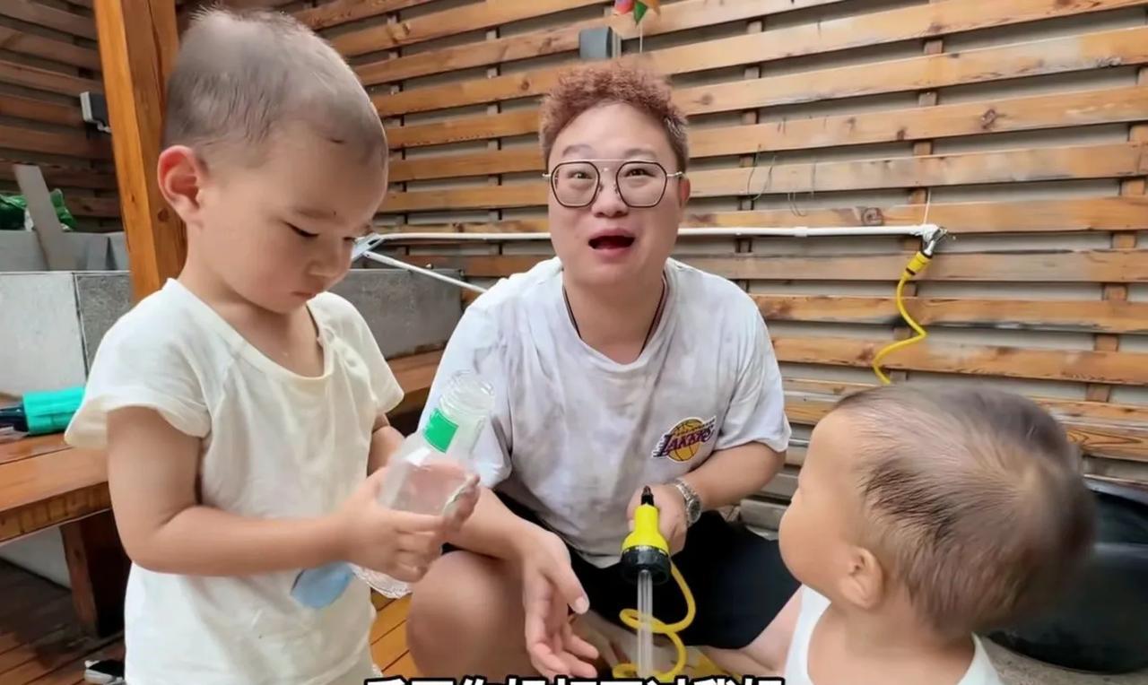都是洞一句:打吧，反正你妈又打不过我妈！
让我笑的肚子疼！
可见都是洞对两位妈妈