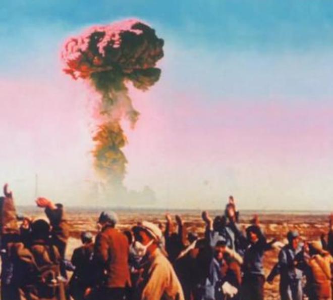 1964年，我国原子弹爆炸成功的那个晚上，毛主席书房的灯光亮到了很晚。突然，守在