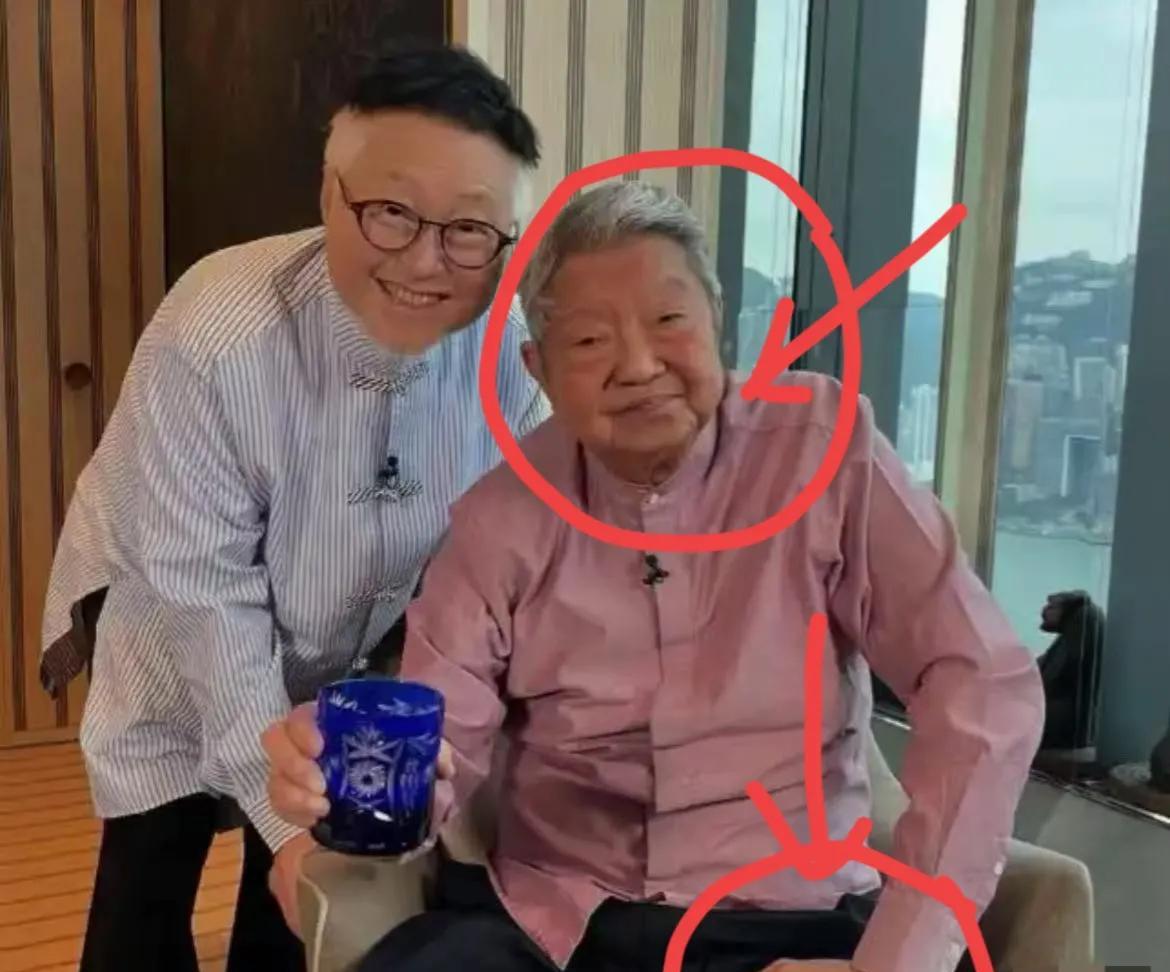 83岁蔡澜生前好客，为人和善，
更喜欢和各种人打交道，在最后的时光和老朋友合影里