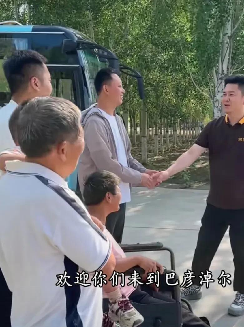 树兰和妮娃跟着老表成明星了。
老表受商家邀请来到内蒙，一场又一场的带货，让树兰和