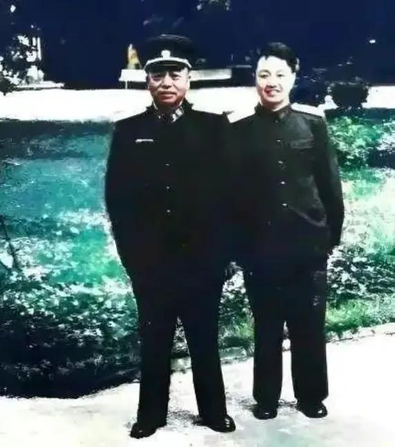 1954年，彭德怀和警卫景希珍的合影，此人颇为仗义，彭总落难，他不离不弃。
19