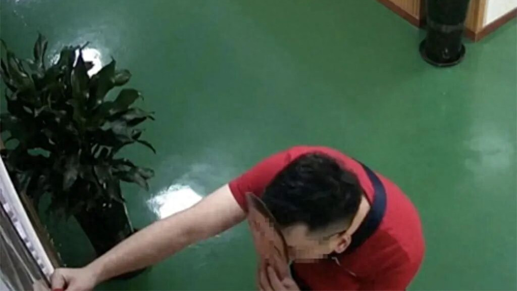 温州社区干部被曝用“人脸面具”代打卡，视频记录全程