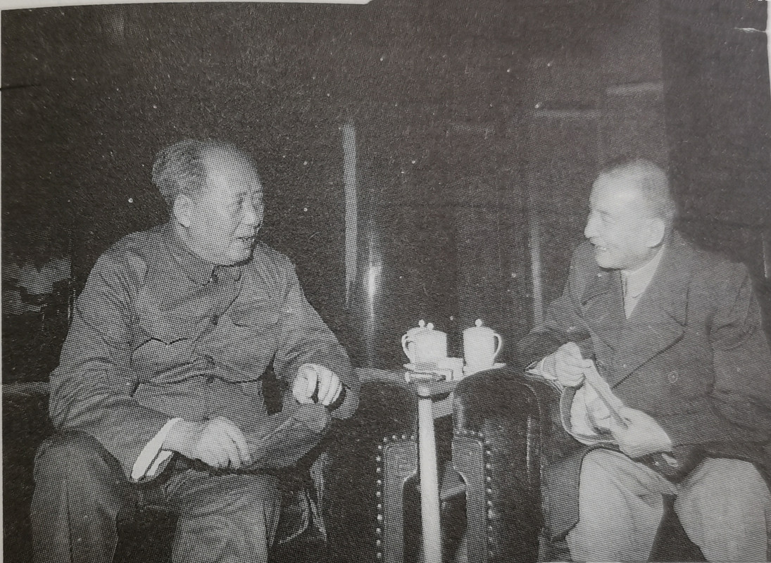 1966年8月18日，毛主席和陈云在天安门城楼上交谈。建国后，陈云作为主管经济工
