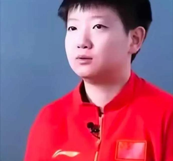 多哈赛事刚落幕，乒超联赛前，她身着队服回校答辩，体育产业人员管理的论文，面对考问