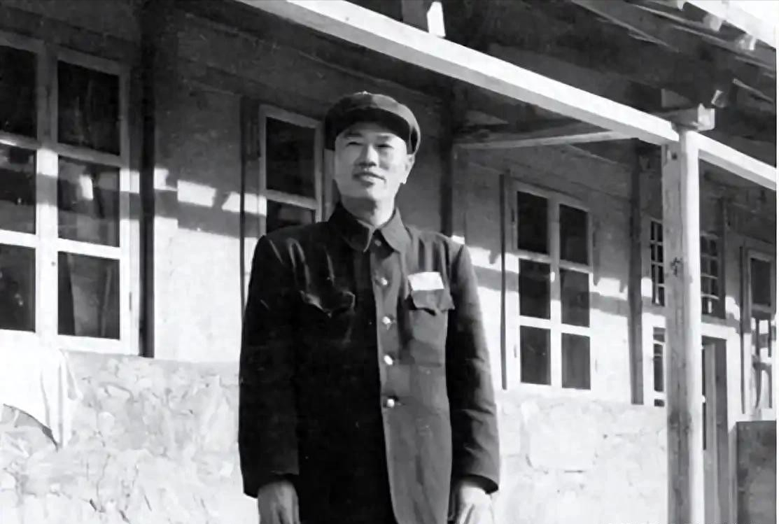 邓华看完一小战士来信，热泪盈眶地说：快让他来见我。

已是四野参谋长的邓华收到一