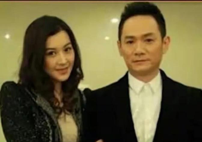 2005年的某一天，果靖霖得知老婆佟欣怀孕了，心里像喝了蜜一样，甜滋滋的。他带着
