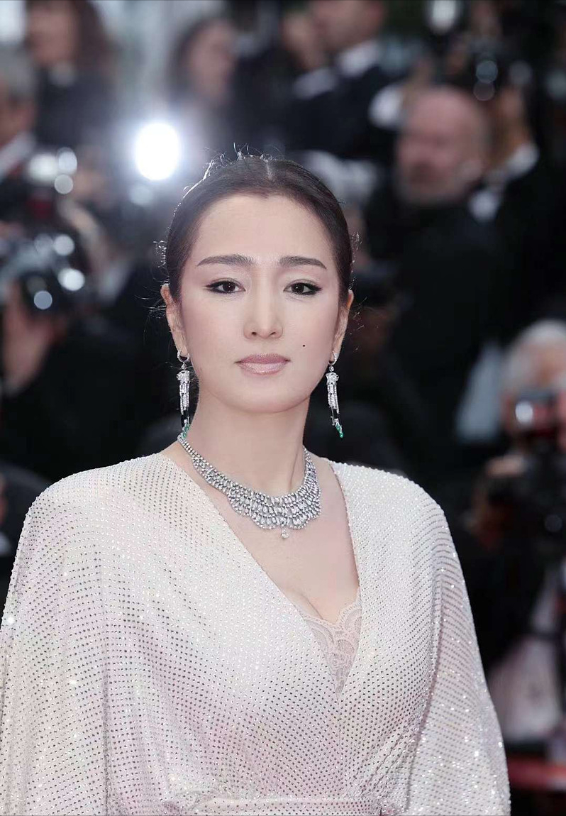 颁奖礼上，陈道明一上台就开始调侃:“今天来的嘉宾里，巩俐的三任丈夫都在”，葛优吃