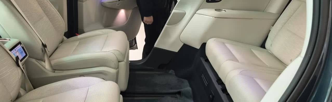 今天终于得空去瞧瞧领克900了！这庞然大物乍一眼瞧上去就极具震撼力，不愧是杭州湾