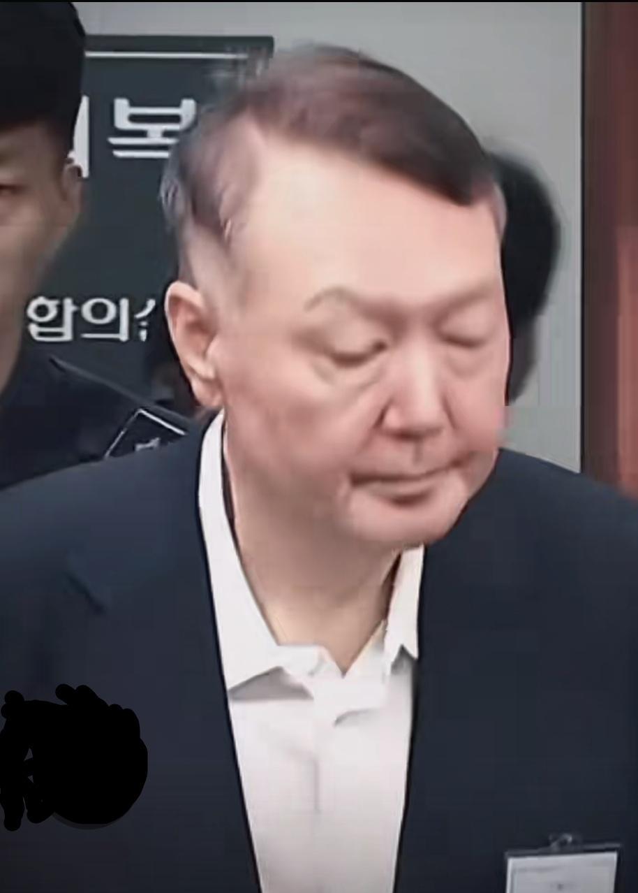       9月26日，韩国前总统尹锡悦出席首尔中央地方法院对其“滥用职权妨碍行