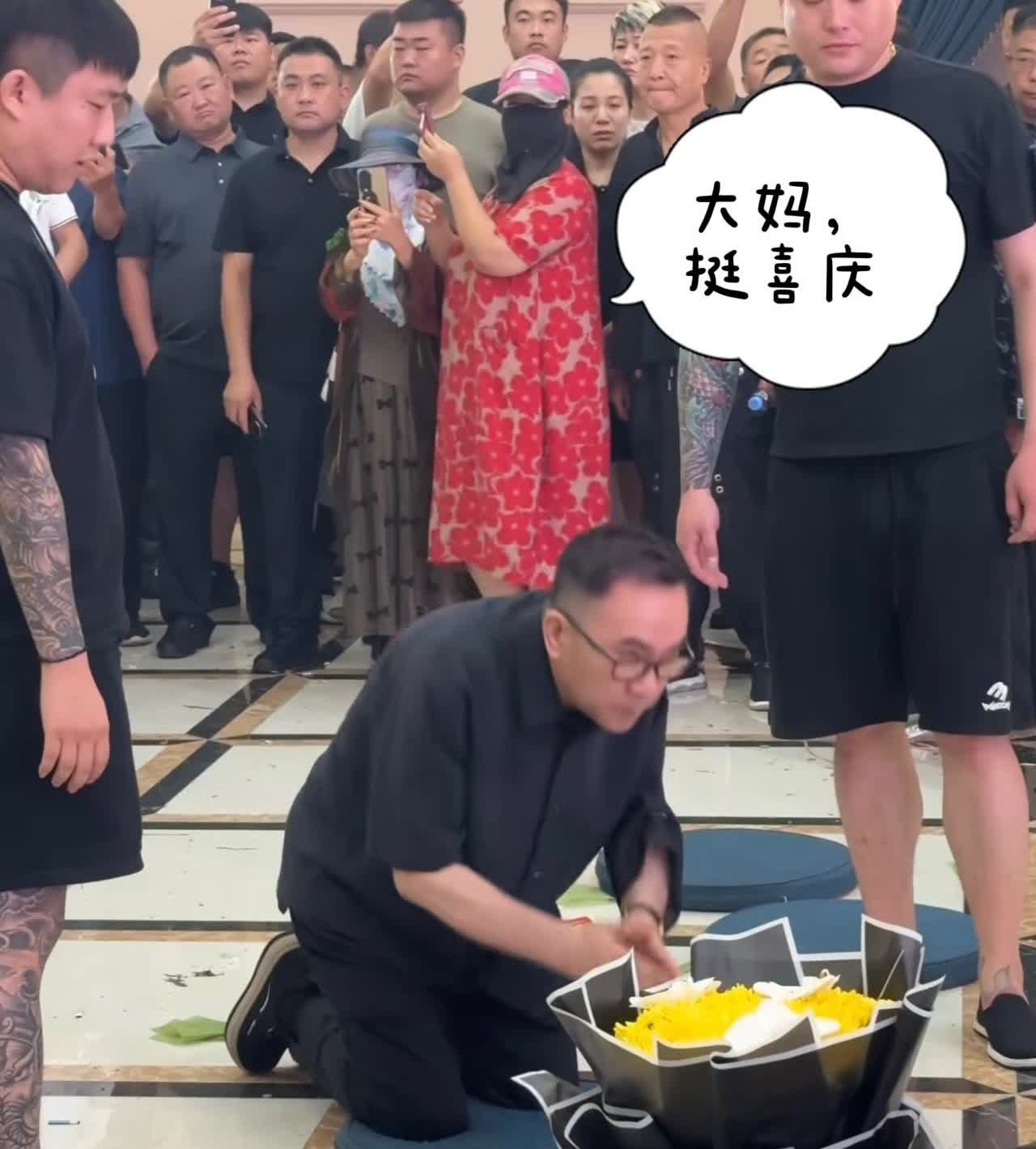 这是灵堂
大妈这一身红衣真喜庆
不应该直接把她抬出去吗？杨仪跪别自己的父亲杨