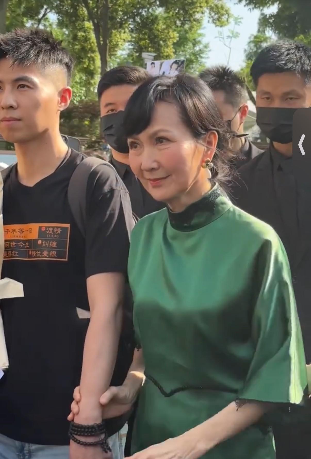 “小青”陈美琪的保镖好帅～今天陈美琪空降成都人民公园，一身绿旗袍梦回30年前经典