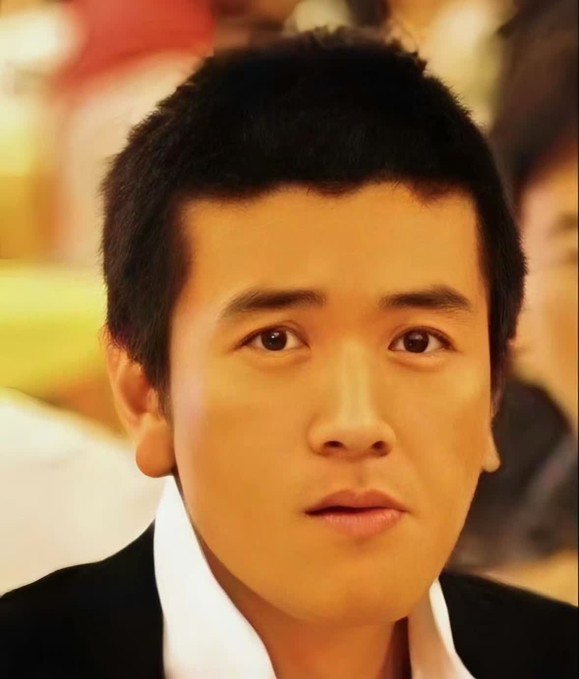 幸亏黄圣依已经离开，杨子的情绪管理有点不稳了，公开发文自嘲：
“你们都是智者，