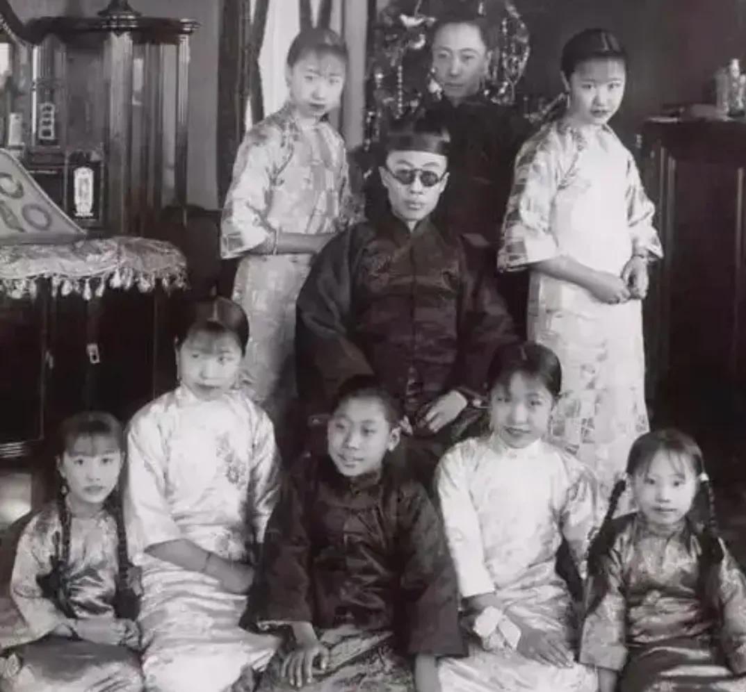 溥仪四兄弟都是什么结局？
首先是老大溥仪，他的事迹我们都知道。早年是小皇帝，少年