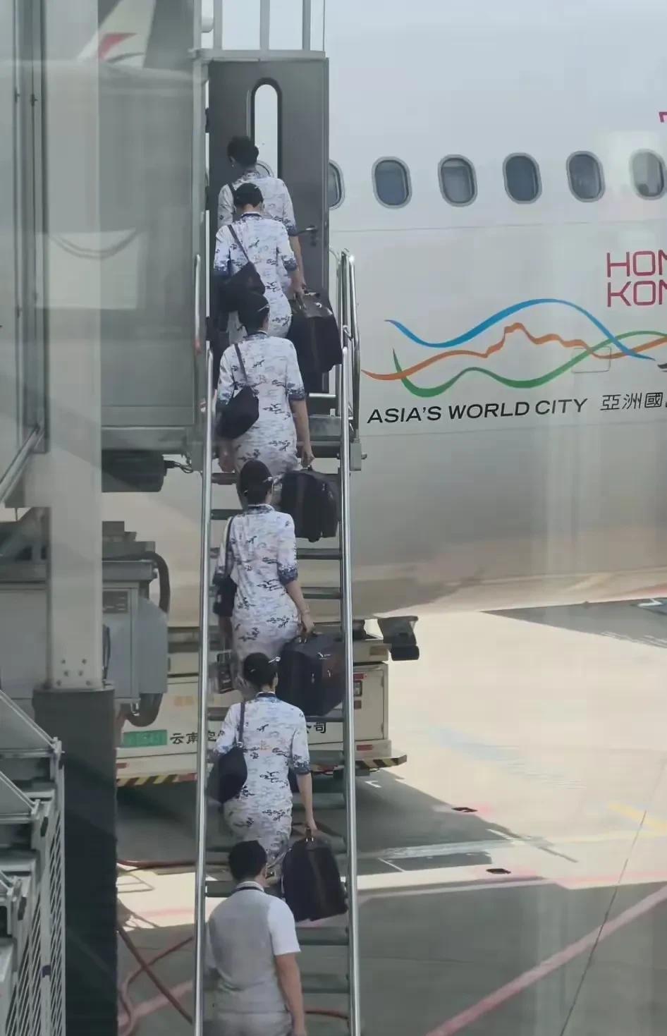 你能看出来这是哪个航空公司的空姐吗？看着衣服很有古典美，我觉得挺好看的，你觉得呢