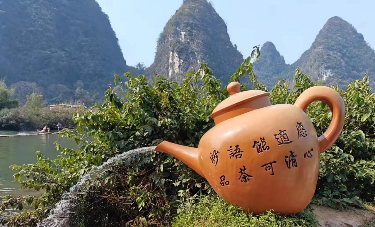 说出租车司机是城市尤其是旅游城市的一面镜子，此话不无道理。有网友因为被“黑”过便