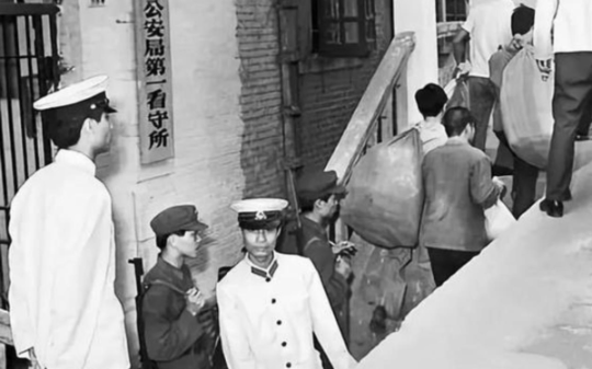 上海1952年医院盗窃大案，外侨猝死毕生积蓄不翼而飞，尸检结果很意外，目击者：盗贼长得漂亮又天真